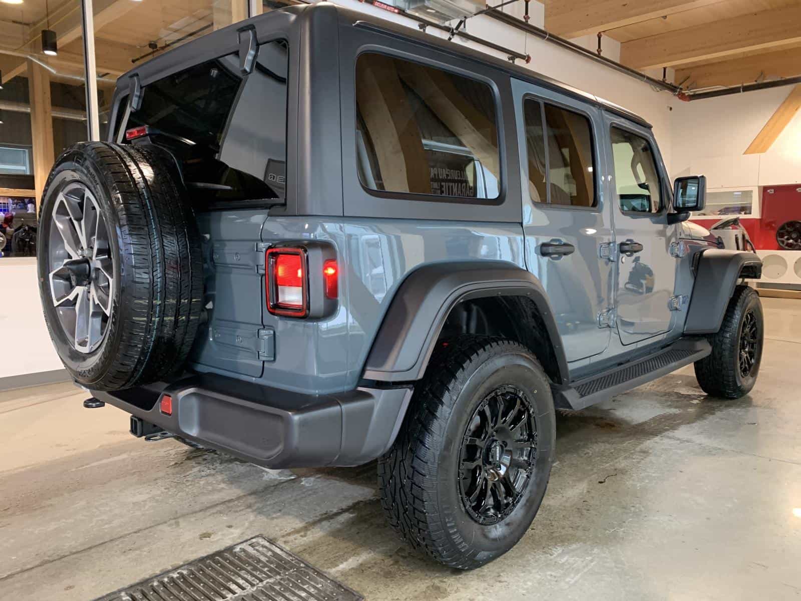 Image 5 Jeep Wrangler Sahara 4XE 2025