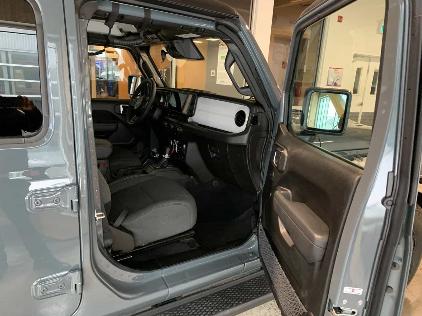 2025 Jeep Wrangler Sahara 4XE - Image 9