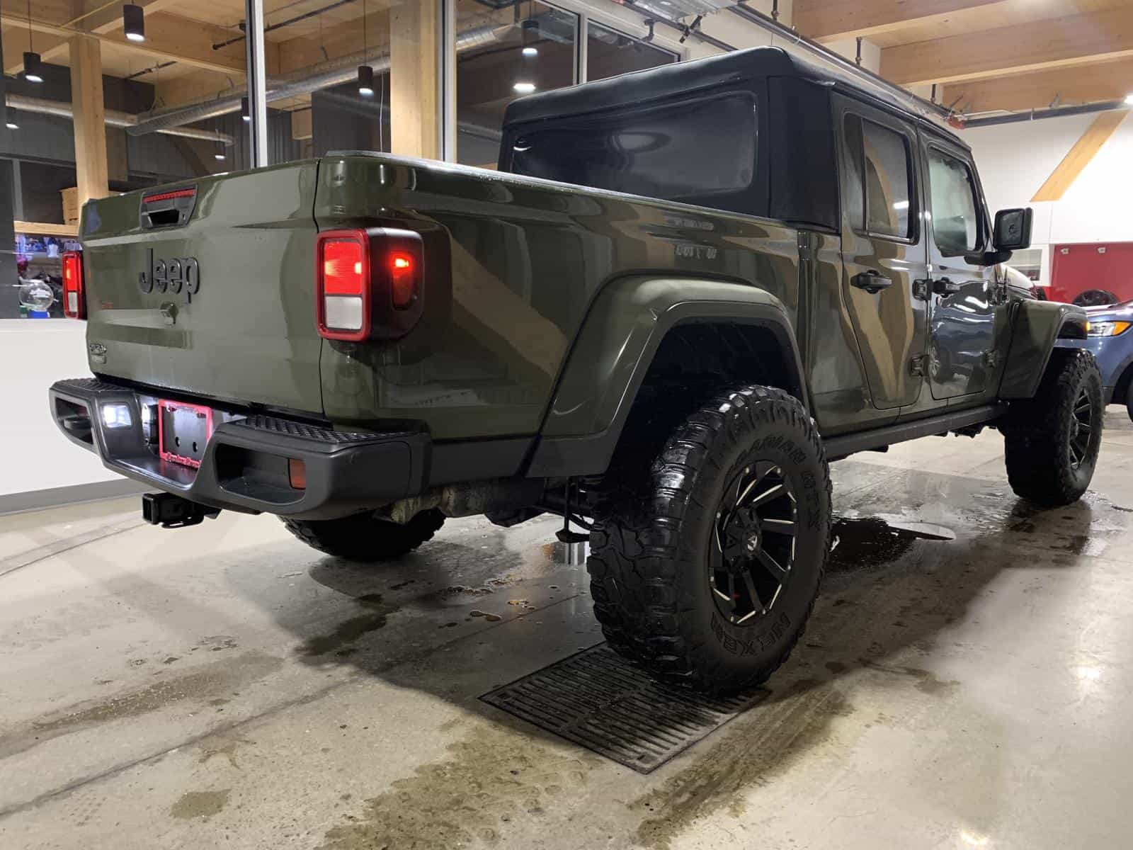 2022 Jeep Gladiator Willy's - Image 4