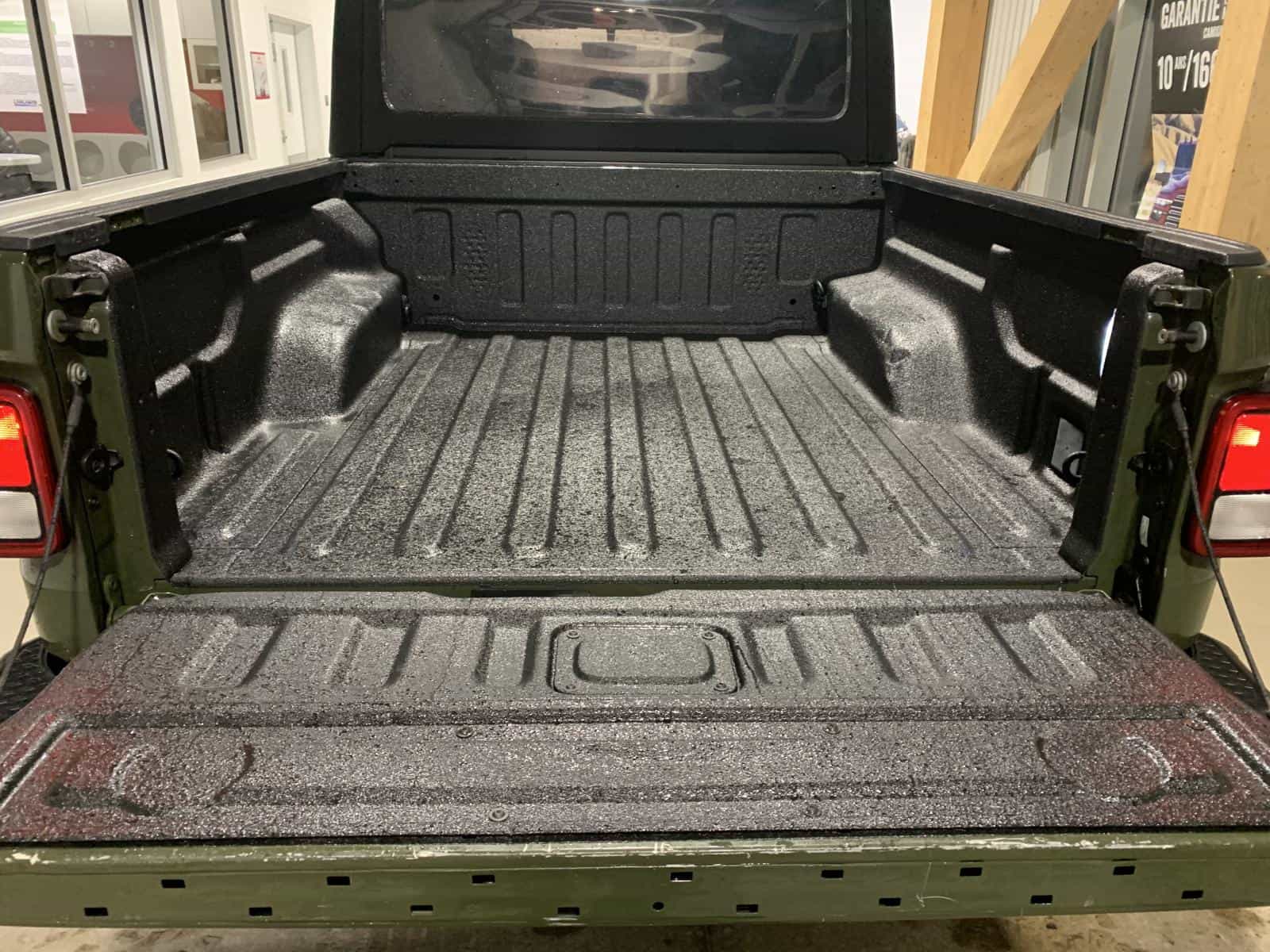 2022 Jeep Gladiator Willy's - Image 12