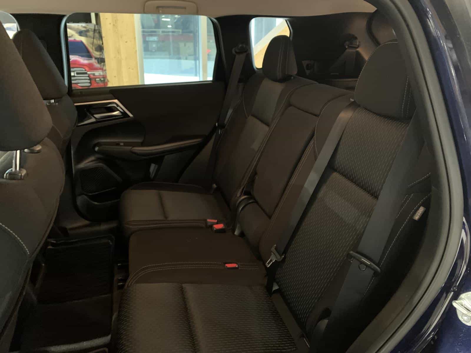 2024 Mitsubishi Outlander ES - Image 12