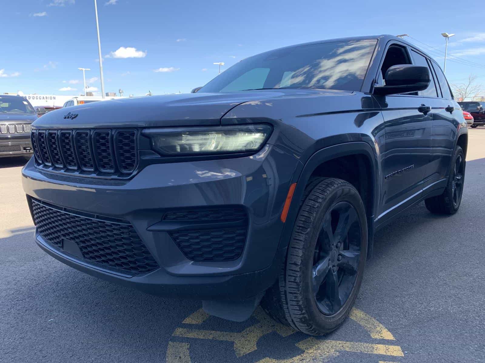 2023 Jeep Grand Cherokee Laredo Altitude - Image 1
