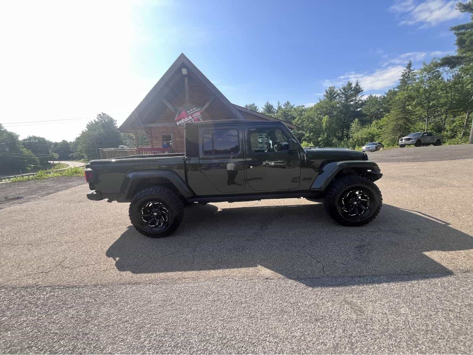 2022 Jeep Gladiator Sport Willy's - Image 4