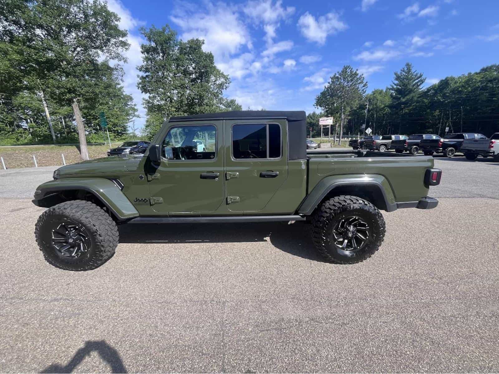 2022 Jeep Gladiator Sport Willy's - Image 11