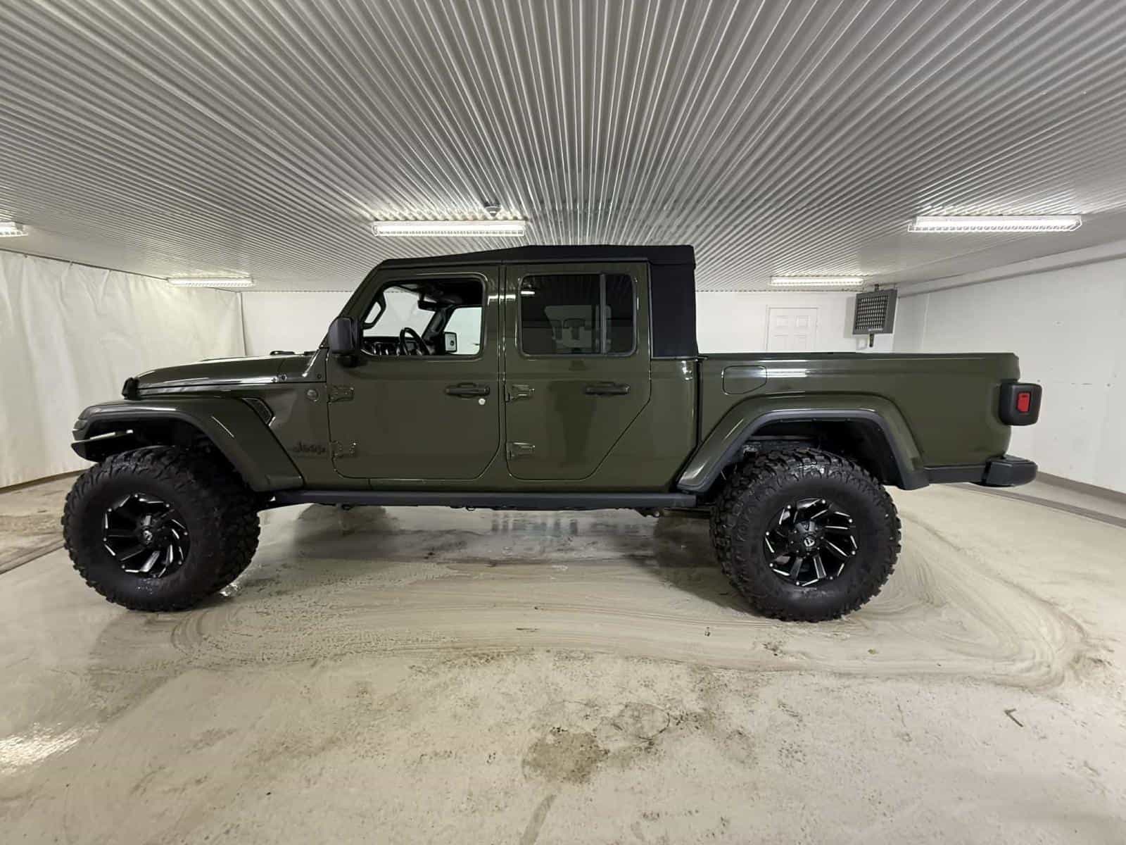2022 Jeep Gladiator Willy's - Image 2